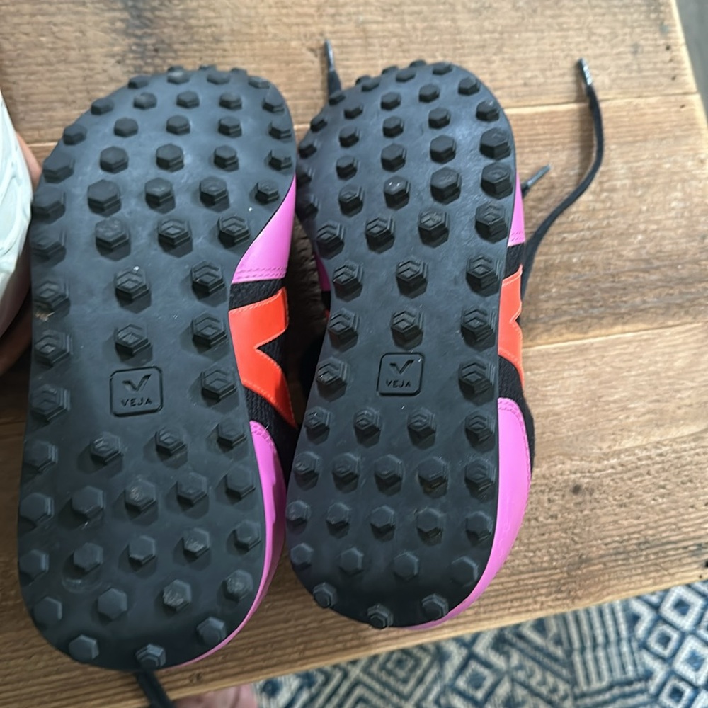 Trade/sell Veja shoes size 8. New pretty purple black and orange tennis shoes. - Picture 7 of 7